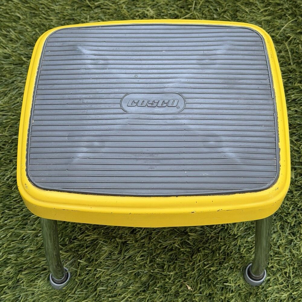 Vintage COSCO Mid Century One-Step Metal STOOL/Plant Stand w/Rubber Top Yellow